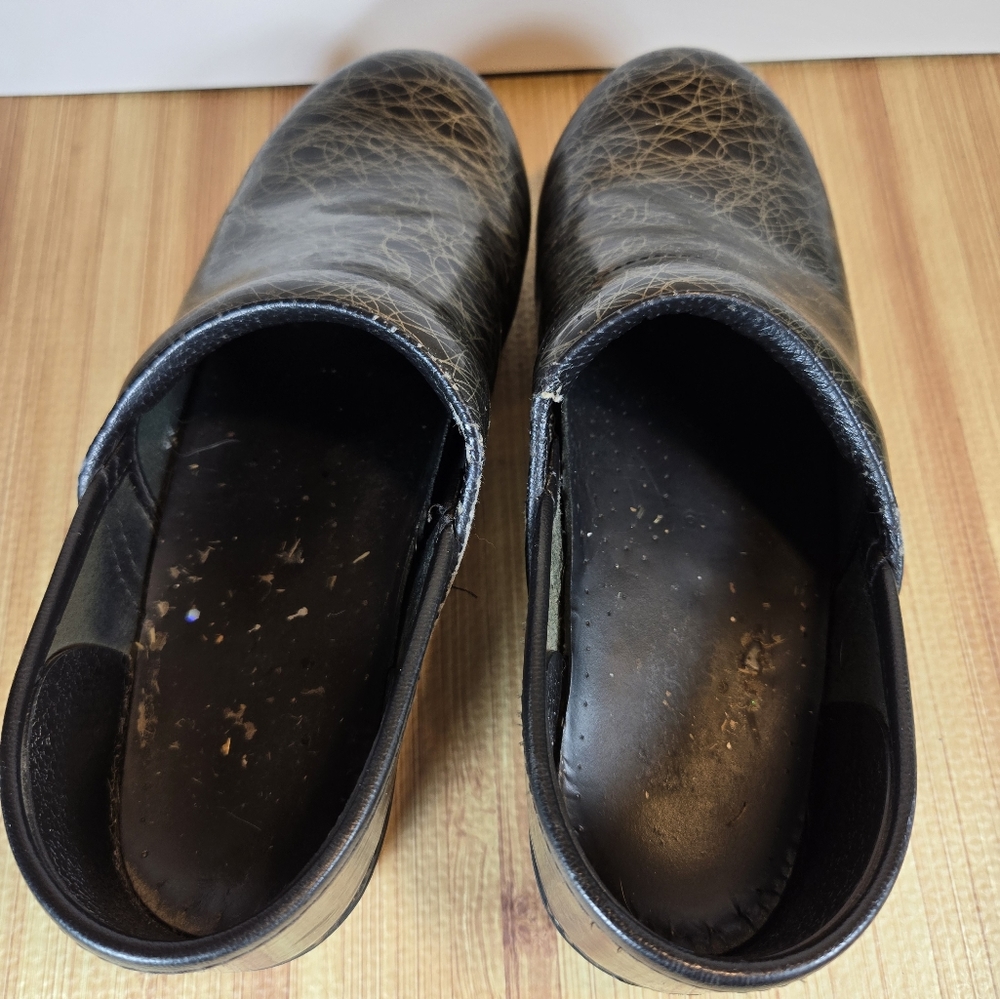 DANSKO Patent Leather Black w/ Gold Scribble Size 39 Clog US Size 8 - Picture 3 of 7